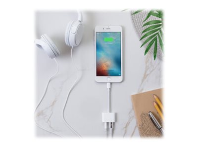 Belkin 3.5 mm Audio + Charge RockStar - Lightning to headphone jack / charging adapter - Lightning male to 4-pole mini jack, Lightning female - white
